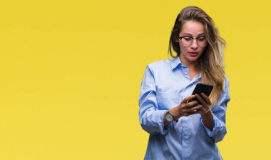 Genç güzel sarışın iş kadını Smartphone izole arka şok sürpriz yüzü, korkuyor ve korku ifadesi ile heyecanlı olan korkmuş üzerinde kullanma