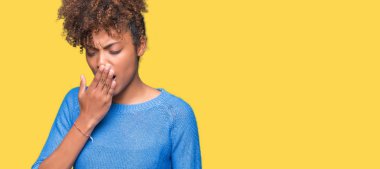 Güzel genç Afro-Amerikan kadın izole arka plan üzerinde el ile ağız kapsayan yorgun esneme sıkılmış. Restless ve uyku hali.