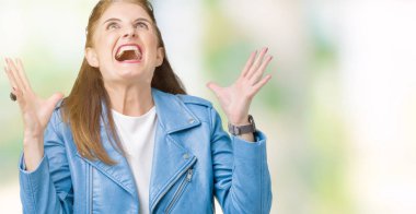 Güzel orta yaş Olgun kadın moda deri ceketin üzerinde arka plan deli izole ve deli bağırarak ve agresif ifade ve silah kaldırdı bağırıyor. Hayal kırıklığı kavramı.