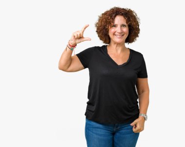 Güzel orta ager üst düzey kadın izole arka plan gülümseyen ve boyutu işaret parmaklı ararken ve kamera işi el ile kendine güvenen el hareketi yüzünden. Ölçü kavramı.