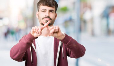 Eksi işareti yapıyor izole arka plan ret ifade geçiş parmakları genç yakışıklı adam