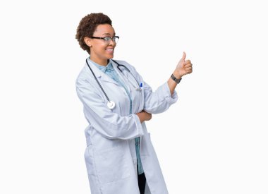 Jest tarafa tıbbi kat gurur, seyir izole arka plan üzerinde giyen genç Afro-Amerikan doktor kadın yapıyor gülümseyen yaşasın