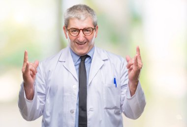 Yakışıklı kıdemli Doktor, üzerinde beyaz önlük giyen bilim adamı profesyonel adam deli ifade rock simge elle yapıyor ile arka plan bağırarak izole. Müzik yıldızı. Ağır kavramı.