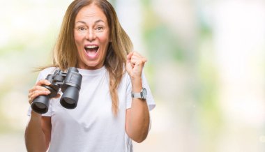 Duygu tezahürat dürbün ile gurur çığlık ve zafer ve başarı çok heyecanlı, kutluyor izole arka plan üzerinde orta yaş İspanyol kadın arıyor