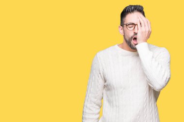 Yarım yüz, göz ve ağız el ile kapsayan yorgun esneme izole arka plan üzerinde gözlük takan yakışıklı delikanlı. Acı yüzü acıyor.