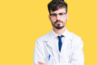 Üzerinde Beyaz önlük giyen genç profesyonel bilim adam arka plan şüpheci izole ve gergin, ifade ile yüzünde onaylamayan silah geçti. Negatif kişi.