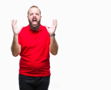 Üzerinde kırmızı gömlek giyen genç beyaz hipster adam arka plan deli izole ve deli bağırarak ve agresif ifade ve silah kaldırdı bağırıyor. Hayal kırıklığı kavramı.