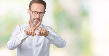 Eksi işareti yapıyor izole arka plan ret ifade geçiş parmakları üzerinde gözlük takan yakışıklı orta yaş zarif üst düzey iş adamı