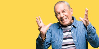 Denim ceket ve deli deli bağırarak ve agresif ifade ve silah kaldırdı bağırmaya giymiş yakışıklı komuta sizde. Hayal kırıklığı kavramı.