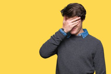 Genç yakışıklı zarif adam gülümsüyor ve gözleri için sürpriz kapsayan yüz el ile gülüyor izole arka plan üzerinde. Kör kavramı.