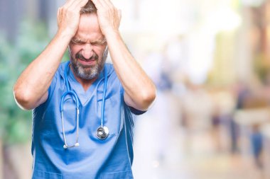 Çünkü çaresiz ve stresli baş ağrısı acı izole arka plan üzerinde tıbbi üniforma giyen orta yaş ağarmış kıdemli Doktor adam ağrı ve migren. Ellerini kafasına.