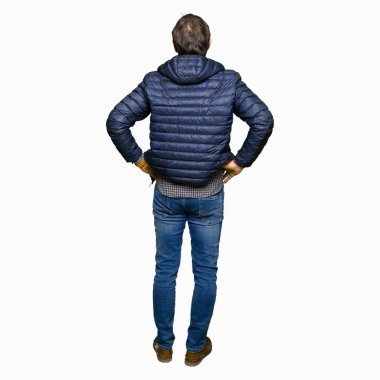 Geriye doğru uzakta silah ile vücut üzerinde seyir ayakta kış ceket giyen orta yaş yakışıklı adam