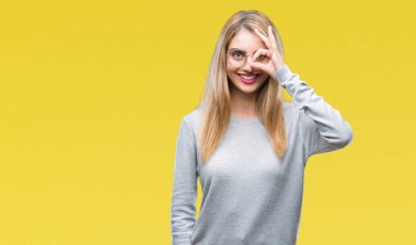 Genç güzel sarışın kadın gülümsüyor, parmakları ile mutlu yüz üzerinden seyir göz el ile ok jest yapıyor izole arka plan üzerinde gözlük.