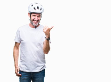 Bisiklet Emanet helment giyen orta yaş üst düzey ağarmış bisikletçi adam arka plan seyir ve başparmak yanında yukarıyı mutlu yüz ile gülümseyen izole.