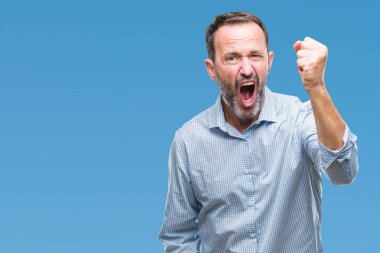 Orta yaş ağarmış üst düzey iş adamı izole arka plan öfkeli ve sinirli sinirli ve öfke ile bağırarak süre öfkeli yumruk yükselterek üzerinde. Öfke ve agresif kavramı.