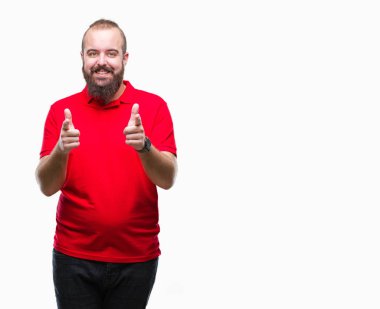 Fotoğraf makinesi ile mutlu ve komik yüz için parmakları işaret izole arka plan üzerinde kırmızı gömlek giymiş genç beyaz hipster adam. İyi enerji ve vibes.