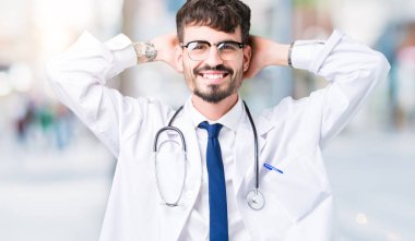 Genç doktor hastane kat izole arka plan üzerinde giyen adam rahatlatıcı ve kollar ve eller baş ve boyun, mutlu gülümseyerek arkasında ile germe