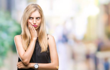 İzole arka plan düşünme seyir üzerinde genç güzel sarışın ve mavi gözlü kadın yorgun ve sıkılmış çapraz silah depresyon sorunları ile.