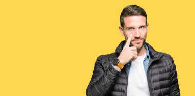 Yakışıklı adam giyen kış ceket işaretleme göz izlerken seni jest için şüpheli ifade