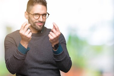 Maaş ödeme için milyoner iş soran izole arka plan yapıyor para hareketi el ile üzerinden gözlüklü genç yakışıklı adam