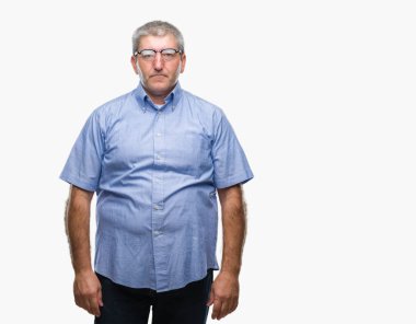 Yüzünde ciddi bir ifade ile izole arka plan üzerinde gözlük takan yakışıklı komuta sizde. Basit ve doğal kameraya bakıyor.