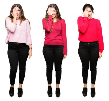 El yüz ve sürpriz duygu kendinden emin gülümseme ile tek gözüyle kapsayan beyaz izole arka plan güzel genç kadın kolaj.