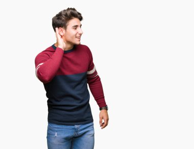 Yakışıklı delikanlı bir işitme söylenti ya da dedikodu için dinleme kulak üzerinde el ile gülümseyen izole arka plan üzerinde. Sağırlık kavramı.