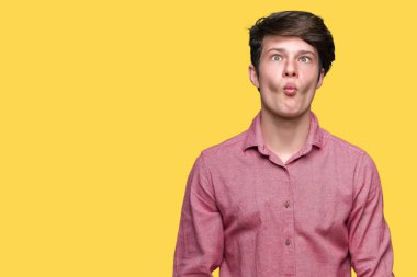 Genç yakışıklı iş adamı izole arka plan yapma balık yüzüne dudaklı, çılgın ve komik bir jest. Komik ifade.