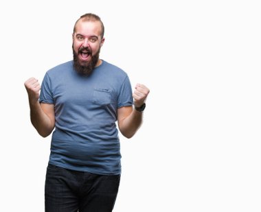 İzole arka plan kutlama üzerinde genç beyaz hipster adam şaşırttı ve başarı için kaldırdı kollarını açarak hayret ve gözleri açık. Kazanan kavramı.