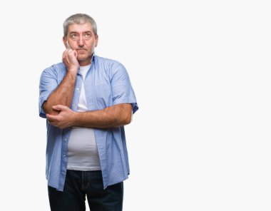 Çene düşünme hakkında soru, dalgın ifade üzerine el ile izole arka plan üzerinde yakışıklı komuta sizde. Düşünceli yüzüyle gülümsüyor. Şüphe kavramı.