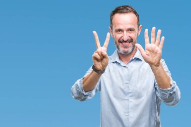 Orta yaş ağarmış üst düzey iş adamı gösterilen ve parmakları ile işaret izole arka plan üzerinde kendinden emin ve mutlu gülümseyerek süre yedi numara.
