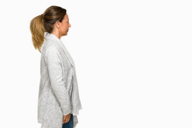 Güzel orta yaş yetişkin kadın giyiyor kış kazak izole arka tarafına, seyir üzerinde dinlenmek doğal yüz emin gülümseme ile pozuyla profili.