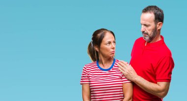 Orta yaş İspanyol çift izole arka plan şüpheci ve sorun nedeniyle gergin, papatyanın üzgün aşık. Negatif kişi.