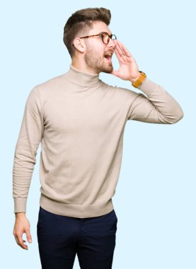 Bağırarak ve ağzı üzerinde el ile yan için çığlık gözlüklü genç yakışıklı iş adamı. İletişim kavramı.