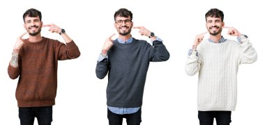 Kolaj genç adamın kendinden emin gösterilen ve işaret parmakları diş ve ağız ile gülümseyen izole arka plan üzerinde bir kazak giyiyor. Sağlık kavramı.