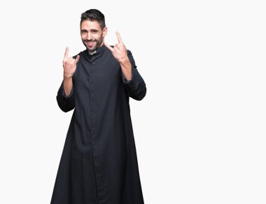 Genç Hıristiyan rahip deli ifade rock simge elle yapıyor ile bağırarak izole arka plan üzerinde. Müzik yıldızı. Ağır kavramı.