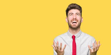 Genç yakışıklı iş adam çılgın ve kızgın bağırarak ve agresif ifade ve silah kaldırdı bağırıyordu. Hayal kırıklığı kavramı.