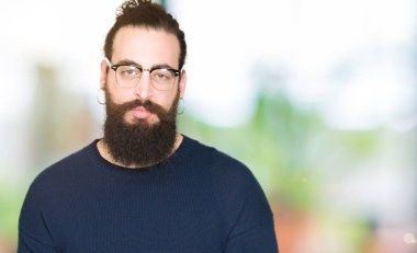 Uzun saç ve sakal gözlüklü genç hipster adamla depresif ve kızgın ve korkmuş ağlıyor sıkıntı için endişeleniyorum. Üzgün ifade.
