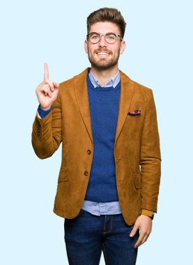 Başarılı fikirle parmağı yukarıyı gözlüklü genç yakışıklı iş adamı. Çıktıktan ve mutlu. Bir numara.