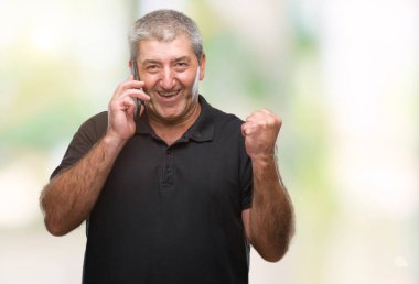 Duygu tezahürat Smartphone'da gurur çığlık ve zafer ve başarı çok heyecanlı, kutluyor izole arka plan üzerinde konuşmak kıdemli yakışıklı