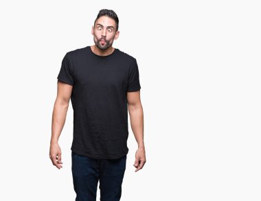 Yakışıklı delikanlı izole arka plan yapma balık yüzüne dudaklı, çılgın ve komik bir jest. Komik ifade.