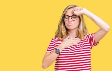 Güzel genç kadın üzerinde gözlük takan izole arka plan hastalık ve ateş, grip ve soğuk, virüs hasta için alın dokunmadan