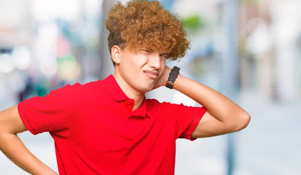 Jovem Homem Bonito Com Cabelo Afro Vestindo Camiseta Vermelha Sofrendo — Fotografia de Stock