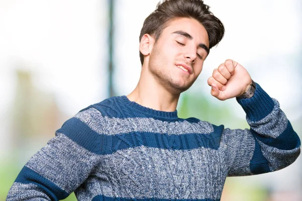 Junger Gutaussehender Mann Mit Isoliertem Hintergrund Der Sich Zurückstreckt Müde — Stockfoto