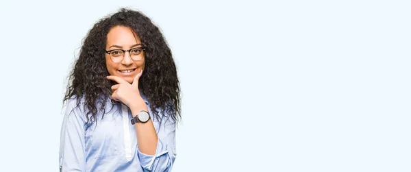 Junges Schönes Businessgirl Mit Lockigem Haar Und Brille Die Selbstbewusst — Stockfoto