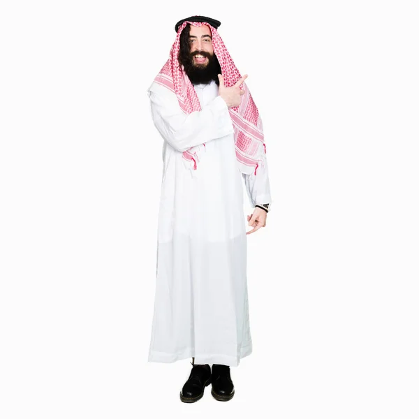 Arap Adamı Uzun Saçlı Neşeli Bir Gülümseme Ile Parmak Kadar — Stok fotoğraf