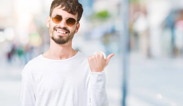 Jonge Knappe Man Dragen Van Een Zonnebril Geïsoleerde Achtergrond Glimlachend — Stockfoto