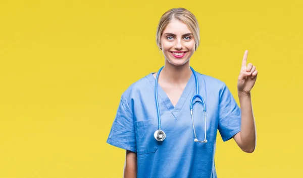 Jonge Mooie Blonde Dokter Chirurg Verpleegkundige Vrouw Geïsoleerde Achtergrond Tonen — Stockfoto