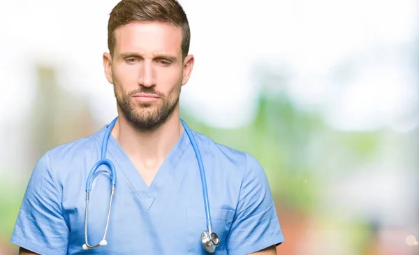 Knappe Dokter Man Medische Uniform Dragen Geïsoleerde Achtergrond Depressief Zorg — Stockfoto