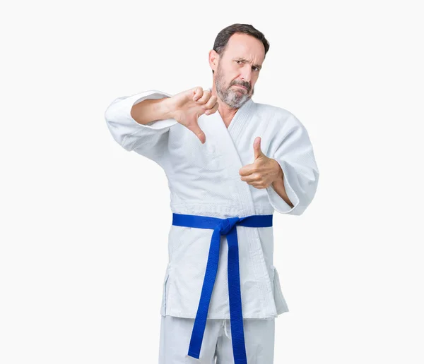 Bonito Homem Meia Idade Sênior Vestindo Uniforme Quimono Sobre Fundo — Fotografia de Stock